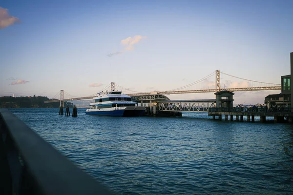 Una Vista Panoramica Una Nave Ormeggiata Molo Porto Contro Ponte — Foto Stock