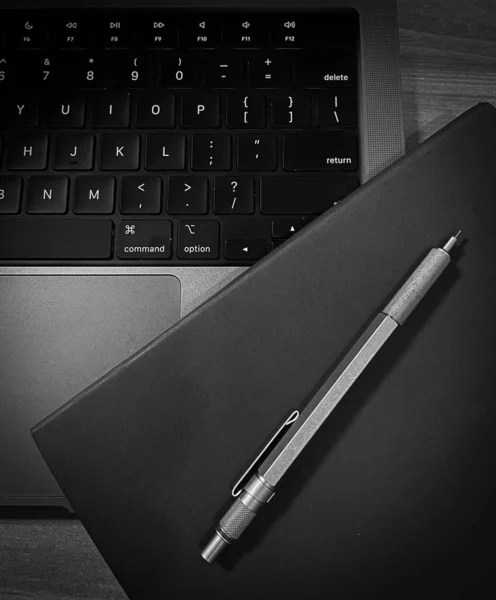 Een Verticaal Bovenaanzicht Van Een Notebook Met Een Pen Een — Stockfoto