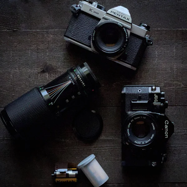 Een Verticale Bovenaanzicht Van Canon Camera Uit Verschillende Tijdsperioden Een — Stockfoto