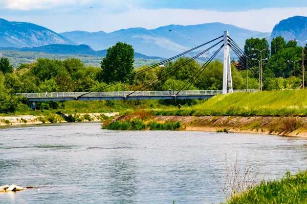 Říční Krajina Závěsným Mostem Pozadí — Stock fotografie