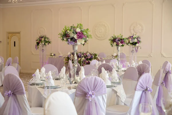 薄紫色の花とキャンドルの結婚式の装飾 — ストック写真