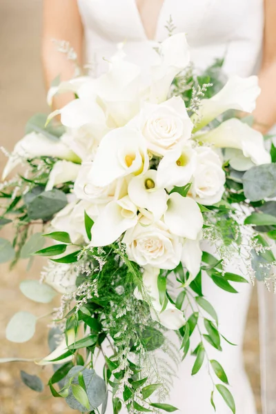 Tiro Vertical Uma Noiva Usando Vestido Branco Segurando Buquê Rosas — Fotografia de Stock