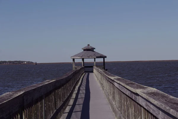 Een Prachtig Uitzicht Houten Pier Zee Onder Een Blauwe Lucht — Stockfoto