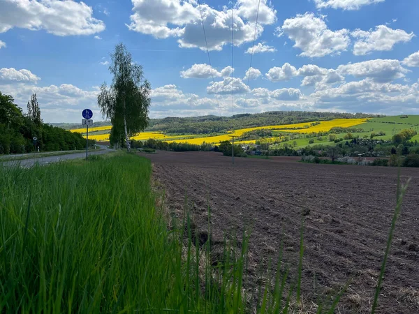 Pohled Orané Pole Silnice Pozadí Zeleně Žlutých Polí Pod Modrou — Stock fotografie