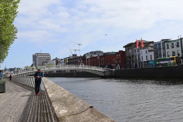 Een Blik Historische Penny Brug Rivier Liffey Dublin Ierland — Stockfoto