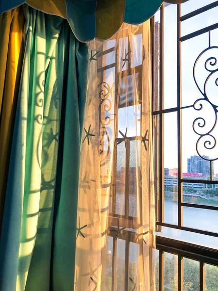 Ein Vertikaler Lichtstrahl Der Durch Die Vorhänge Eines Offenen Fensters — Stockfoto