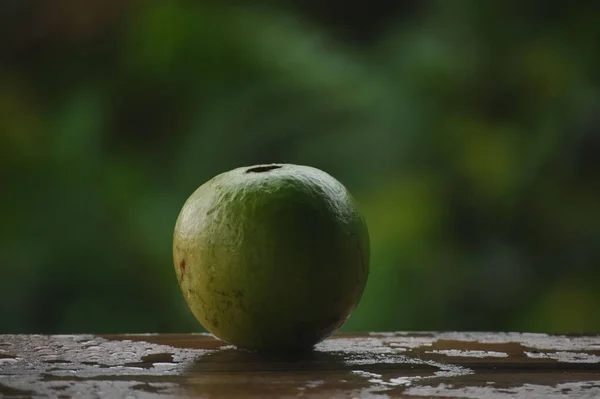 Een Selectieve Focusopname Van Een Onrijpe Groene Kokosnoot Een Houten — Stockfoto