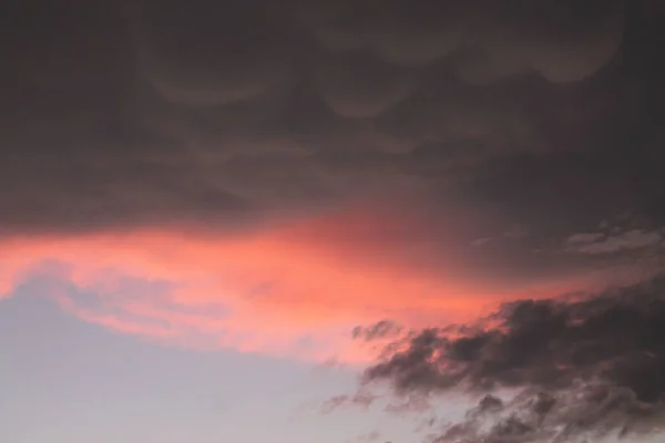 Roter Sonnenuntergang Mit Bewölktem Himmel — Stockfoto