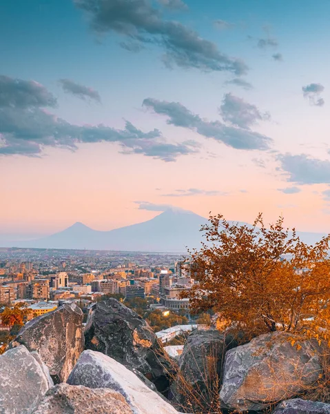 Vertical Breathtaking View Yerevan Cityscape Rocks Silhouette Mount Ararat Background — Stock Photo, Image