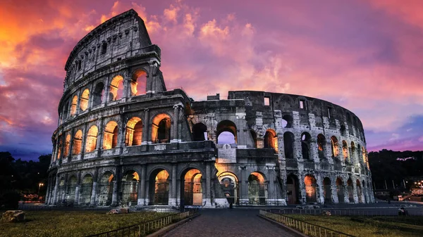 Hermoso Coliseo Sobre Fondo Del Cielo Nublado Coloreado Por Puesta — Foto de Stock