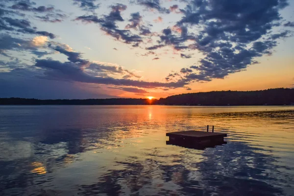 Sole Tramonta Innumerevoli Sfumature Blu Sul Lago Lago Ferma Come — Foto Stock