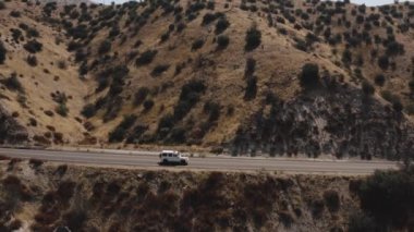 Mercedes G 'nin hava görüntüsü Palmdale, California, ABD' den geçiyor.