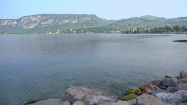 Sabahları Garda 'nın uzaktan görünüşü