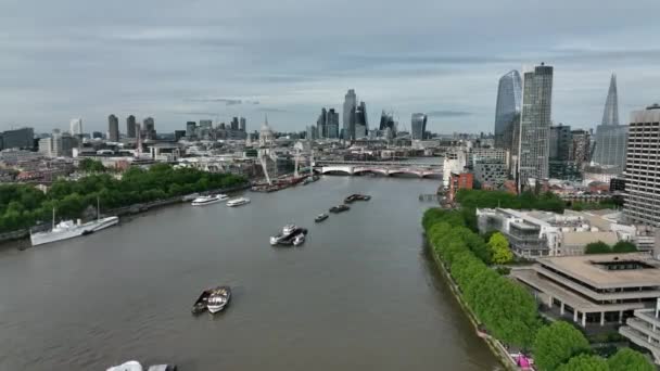 在伦敦泰晤士河上的一个多云的日子里 一个由小船和渡船组成的娃娃照片 — 图库视频影像