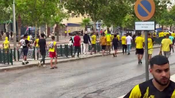 Les Supporters Football Marchent Dans Rue Après Match Fès — Video