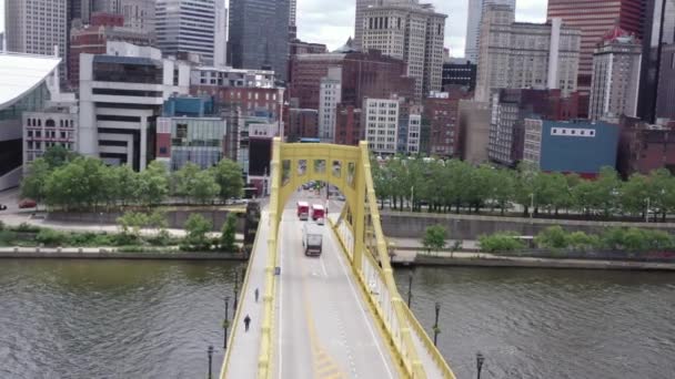 Metraje Coches Puente Andy Warhol Hermoso Paisaje Urbano Pittsburgh Pennsylvania — Vídeo de stock