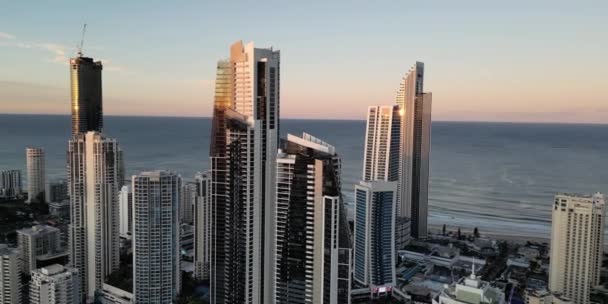 冲浪者天堂 的航拍镜头 日落时在海滨有摩天大楼和建筑物 — 图库视频影像