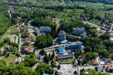 Çeşitli balneoklimateryal tedavileriyle ünlüdür.