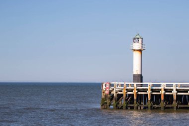 Belçika 'da mavi gökyüzü arka planında güzel bir deniz feneri görüntüsü