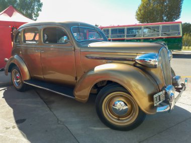 Avellaneda, Arjantin - 8 Mayıs 2022: Eski altın rengi Plymouth dört kapılı fastback sedan 1938. Expo Fierro 2022 Klasik araba şovu.