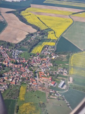 Yeşil ve sarı topraklarla çevrili küçük bir şehrin güzel bir hava manzarası.