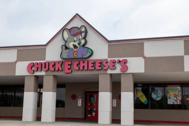 Augusta, Ga USA - 07 19 19 21: Chuck E. Cheese perakende pizza restoranının dış kapağı