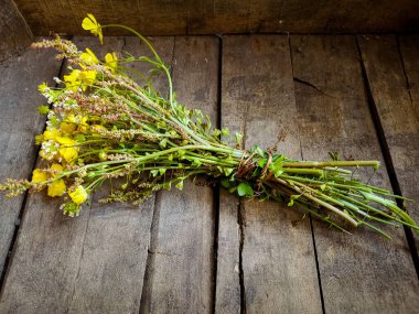 Ahşap kutuda bir buket çayır çiçeği