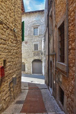 Veroli, Lazio, İtalya 'da dar bir sokaktaki modern binaların dikey görüntüsü