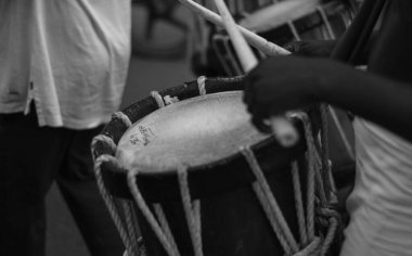 Kerala 'daki festivalde geleneksel davul çalan Hintli bir adamın yakın plan çekimi.