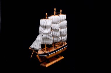 Gemi yelkenli ahşap Model heykelcik siyah bir zemin üzerine