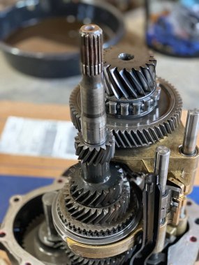 2003 model Dodge Neon SRT-4 T850 vites setinin dikey çekimi