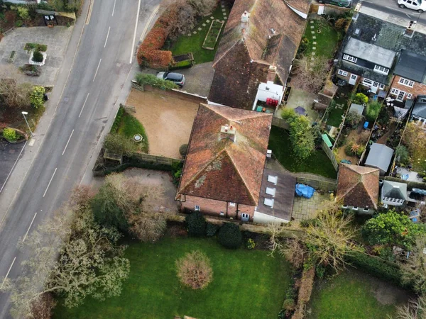 Evin Üst Manzarası Yol Kenarında Yeşil Çimenler Olan Çatılar — Stok fotoğraf