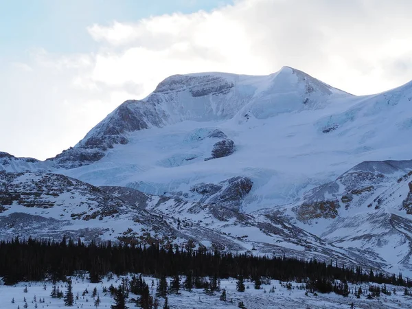 Een Prachtig Shot Van Een Besneeuwde Berg Vallei — Stockfoto