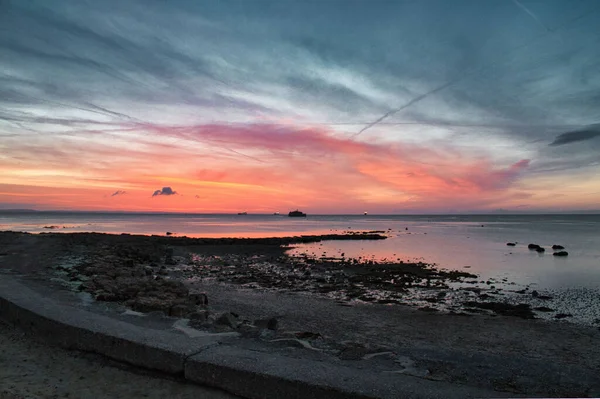 Pink Skies Appearing Horizon Calm Beach Sunrise Scene — Stock Photo, Image