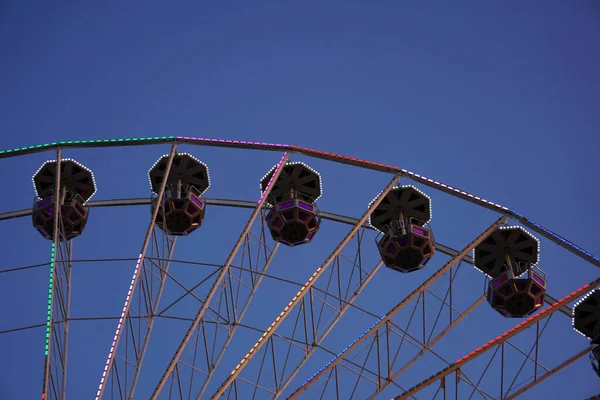 Tiro Ângulo Baixo Uma Roda Gigante Contra Céu Azul — Fotografia de Stock