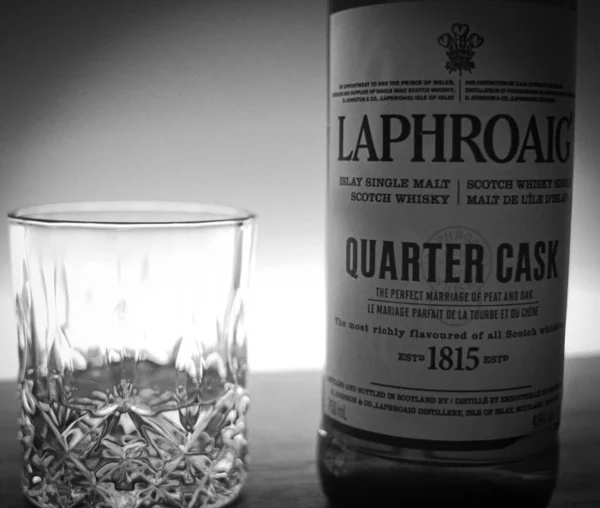 苏格兰威士忌瓶和杯子的灰度照片 — 图库照片