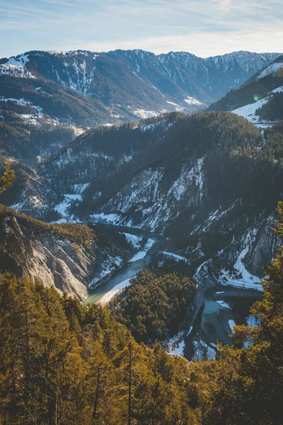 Zdjęcie Lotnicze Śnieżnych Gór Lasów Słonecznej Pogodzie — Zdjęcie stockowe