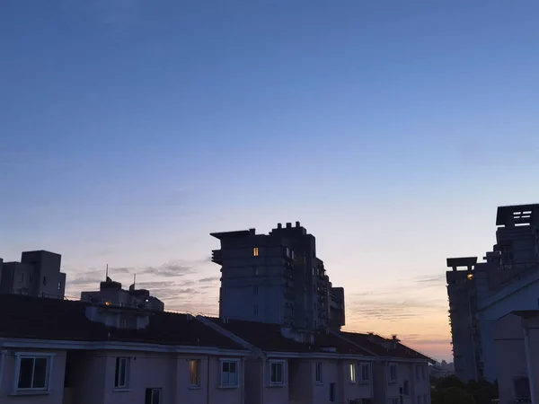 日没時の青い空の下の屋根の空中写真 — ストック写真