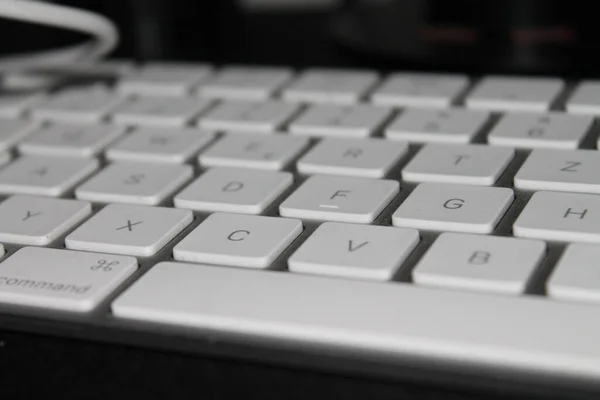 Eine Selektive Fokusaufnahme Weißer Alphabet Tasten Auf Der Tastatur Eines — Stockfoto