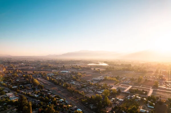 Een Antenne Opname Van Een Zonsopgang Boven Een Idyllische Stad — Stockfoto