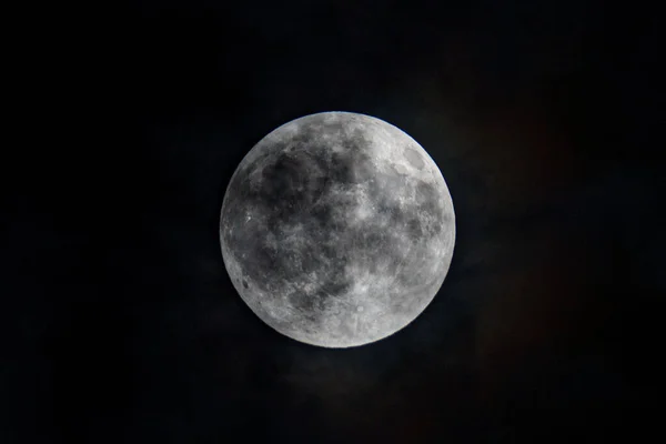 在黑暗的天空中闪耀满月 — 图库照片