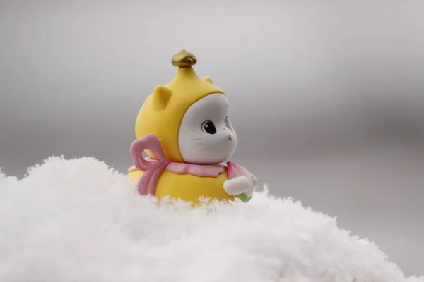 Zbliżenie Ujęcie Ślicznej Chińskiej Figurki Zwierzęcia Śniegu — Zdjęcie stockowe