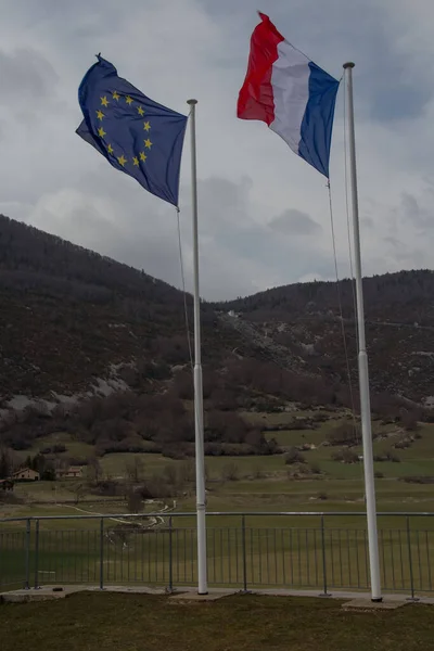 Tiro Vertical Acenando Bandeiras França Europa Pólo — Fotografia de Stock
