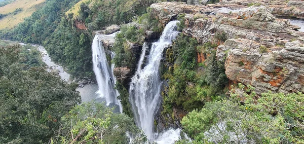 Una Vista Aérea Acantilado Rocoso Una Cascada Bosque Sudáfrica —  Fotos de Stock