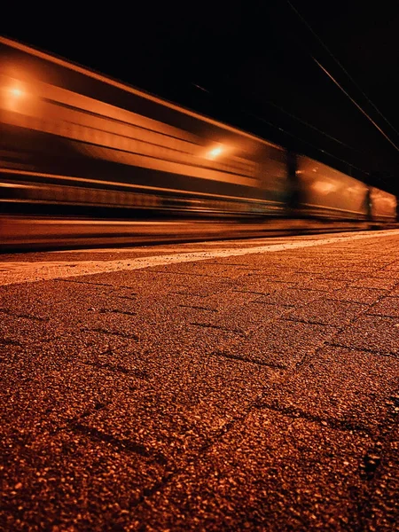 Szenische Aufnahme Eines Zuges Einer Langen Belichtungszeit Während Der Nacht — Stockfoto