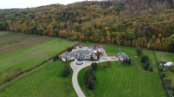 Kırsal kesimdeki bir ormanın yakınındaki küçük bir köyün hava görüntüsü.