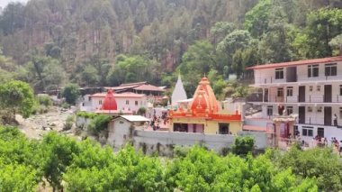 Kainchi Dham Uttarakhand tapınağı tepeler, ağaçlar ve Bhimtal, Hindistan 'da bir nehirle çevrilidir.