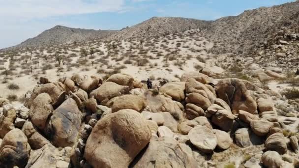 Una Vista Cerca Una Acumulación Piedras Paisaje Montañoso — Vídeo de stock