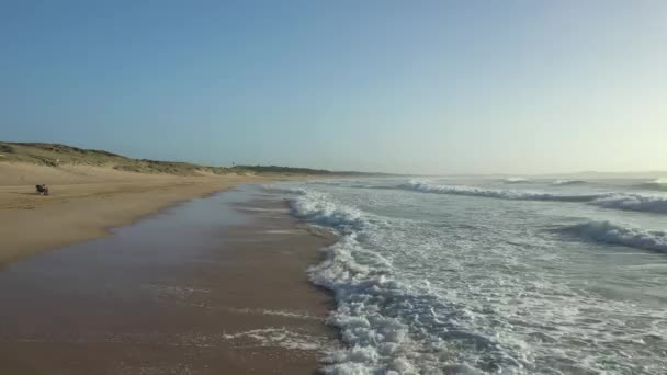 Een Prachtig Uitzicht Oceaan Golven Raken Een Zandstrand Onder Een — Stockvideo