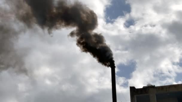 Фабрика Выбрасывает Атмосферу Черный Смог Вызывающий Глобальное Потепление — стоковое видео